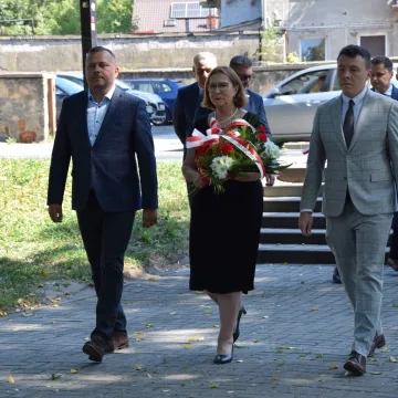 Kwiaty i zaduma w 86. rocznicę wybuchu wojny