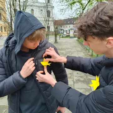 Młodzież z „ekonomika” rozdawała żonkile na ulicach Radomska