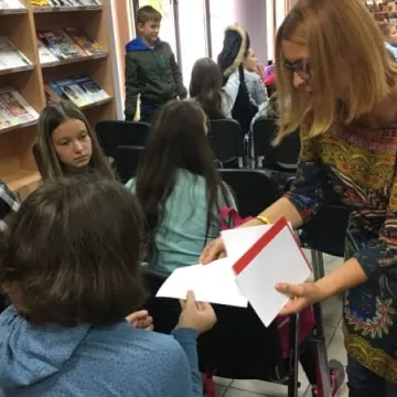Spotkanie młodzieży z pisarką w bibliotece