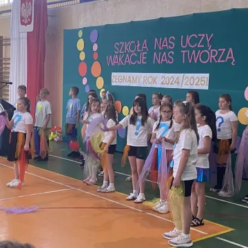 Zasłużone wakacje. Uczniowie „Jedynki” uroczyście zakończyli rok szkolny