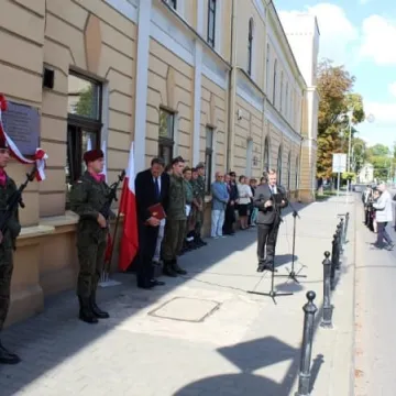 Odsłonięcie tablicy poświęconej żołnierzom KWP