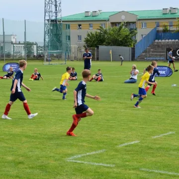 Mali piłkarze na dużej murawie