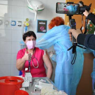 W Szpitalu Powiatowym w Radomsku przeprowadzono pierwsze szczepienia przeciw COVID-19