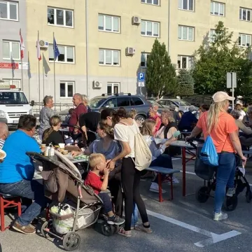 Kulinarna uczta przed starostwem w Radomsku