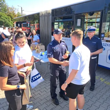 Policja i instruktorzy uczyli odpowiedzialnego kierowania pojazdem