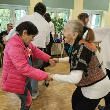 Patriotycznie i tanecznie. Uczestnicy WTZ odwiedzili DPS w Radomsku