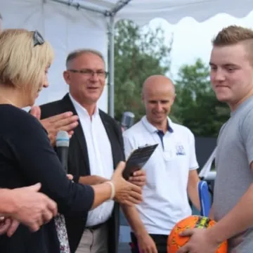 Niedośpielin z pucharem wójta