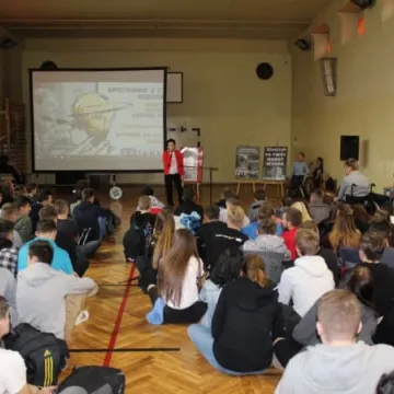 Mówca Łukasz Krasoń motywował uczniów Elektryka