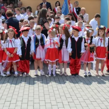 PSP 8 w Radomsku nadano imię „Przyjaciół Dzieci”. Uroczystości 50-lecia