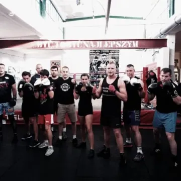 Biegnie, walczy, pomaga