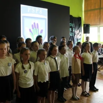 PSP 8 w Radomsku nadano imię „Przyjaciół Dzieci”. Uroczystości 50-lecia