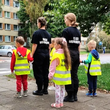 Policjanci uczą, jak bezpiecznie pokonywać drogę do szkoły