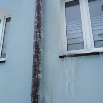 Przyszła odwilż a w blokach zalało mieszkania i klatki schodowe