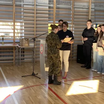 Foto budka, pokazy, poznawanie szkoły. Dzień  Otwarty w ZSP w Kamieńsku