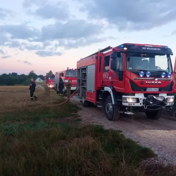 W Niwie Goszczowskiej płonęły baloty słomy