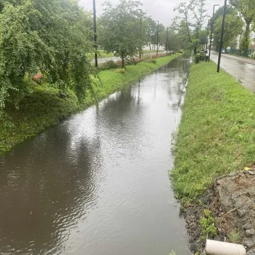 Radomka równo z brzegiem, ulica Reymonta zamknięta