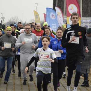 [WIDEO] Glinianki parkRUN w Radomsku. Bieg dla zdrowia i WOŚP 2025