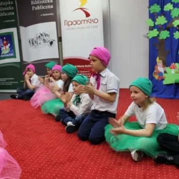 Pasowanie nowych czytelników biblioteki w Radomsku