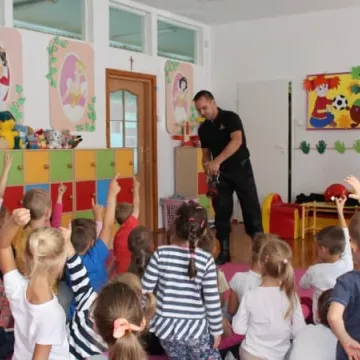 Strażacy szkolą przedszkolaków