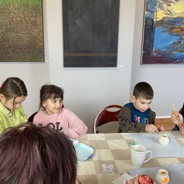 Powrót do korzeni. Uczestnicy warsztatów tworzyli pisanki batikowe w Muzeum Regionalnym w Radomsku