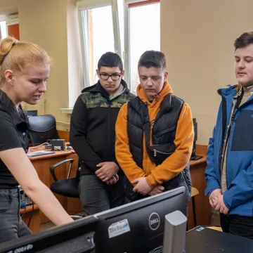 Elektryk kusił ósmoklasistów