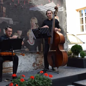 Koncert zespołu Impressja na dziedzińcu muzeum w Radomsku