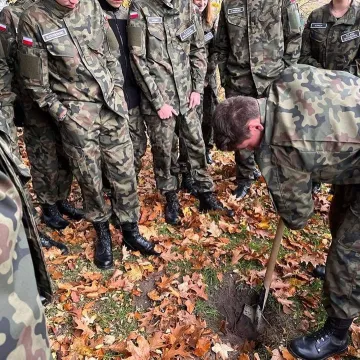 Uczniowie ZSDiOŚ w Radomsku zakopali kapsułę czasu