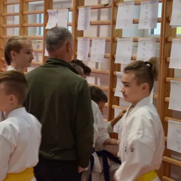 Karatecy na tatami na turnieju w Radomsku