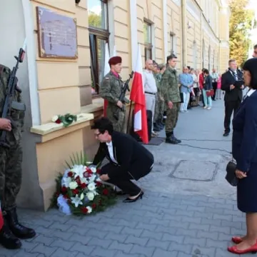 Odsłonięcie tablicy poświęconej żołnierzom KWP