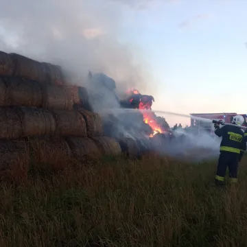 W Niwie Goszczowskiej płonęły baloty słomy