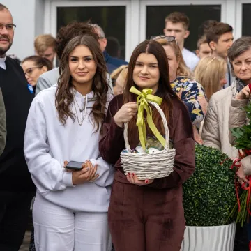 Chlebem i solą powitała społeczność ZSE-E w Radomsku nowego-starego dyrektora