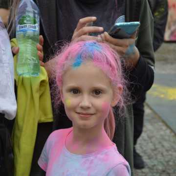 Wyjątkowo barwnie na placu 3 Maja w Radomsku. Dziś dzień baniek mydlanych i święto kolorów