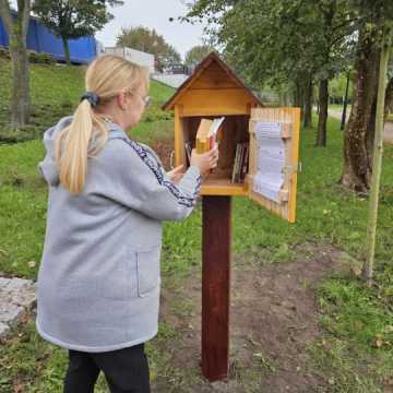 Przedbórz stawia na czytelnictwo – nowe budki z książkami dostępne dla mieszkańców