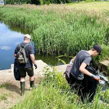 Wolontariusze po raz drugi sprzątali rzekę Radomkę