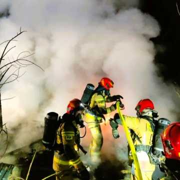 Pożar pustostanu w Radomsku. Mężczyzna doznał poparzeń 40 proc. powierzchni ciała