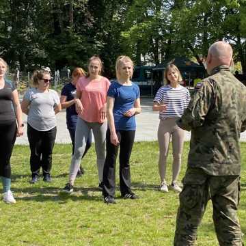 Żołnierze uczą w Radomsku kobiety podstaw samoobrony