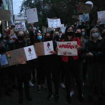 Ulicami Radomska przeszedł marsz sprzeciwiający się wyrokowi Trybunału Konstytucyjnego