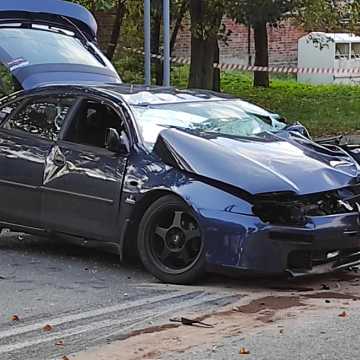 Poważny wypadek na ul. Wyszyńskiego w Radomsku. Samochody zmiażdżone. Jeden z kierowców uciekł