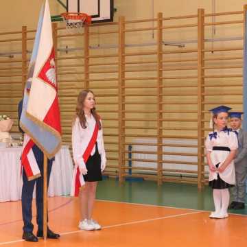 Ślubowanie i pasowanie pierwszoklasistów w Publicznej Szkole Podstawowej w Strzałkowie