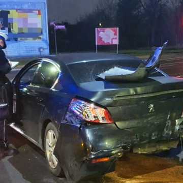 [WIDEO] Dwa pojazdy zderzyły się na skrzyżowaniu ul. Piastowskiej z Tysiąclecia w Radomsku. Sprawca wydmuchał ponad 3 promile