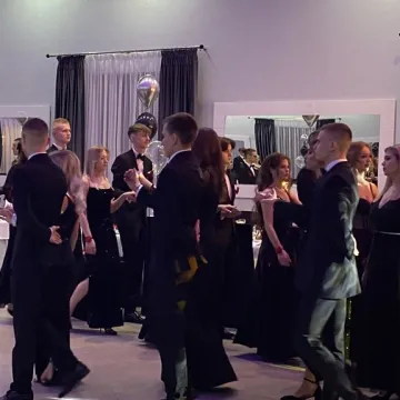 Szampańska zabawa studniówkowa ZSE w Radomsku