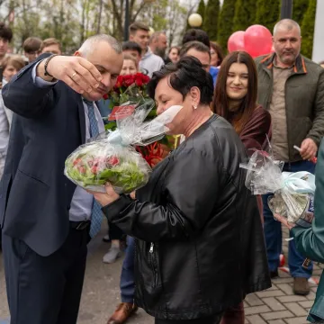 Chlebem i solą powitała społeczność ZSE-E w Radomsku nowego-starego dyrektora