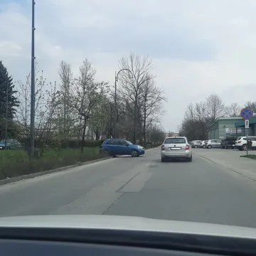 Niecodzienne parkowanie na Al. Jana Pawła II w Radomsku