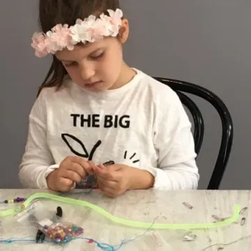 Warsztaty tworzenia biżuterii w MDK