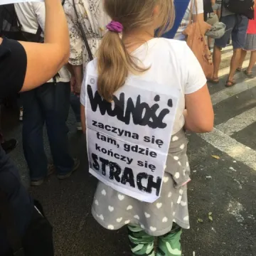 Radomszczanie na marszu „Zakończyć plandemię! Dość kłamstw!”