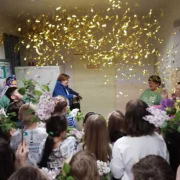 Dyrektor ZS-P w Stobiecku Szlacheckim powitana konfetti i kwiatami