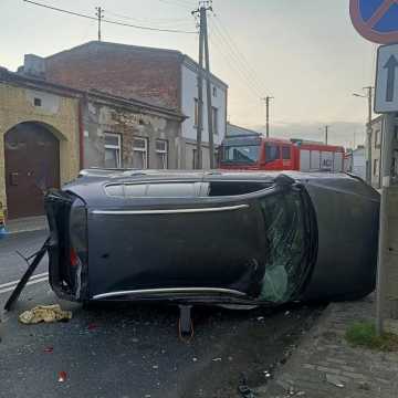 Na DK91 w Kamieńsku samochód uderzył w budynek i ciężarówkę