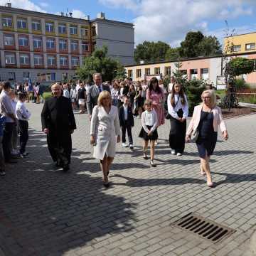 Rozpoczęcie nowego roku szkolnego w PSP9 w Radomsku. Zakopano kapsułę czasu oraz posadzono symboliczne drzewo