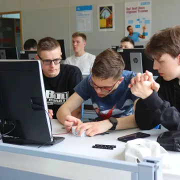 Staż uczniów z elektryka z Alpami w tle