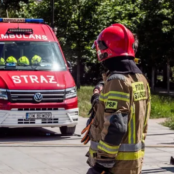 Strażacy i ratownicy walczyli o życie mężczyzny. Lekarz stwierdził zgon